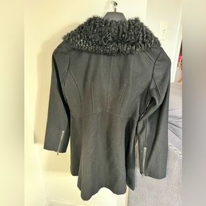 Medium size Guess black coat.